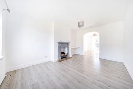 3 bedroom semi-detached house to rent - Photo 2