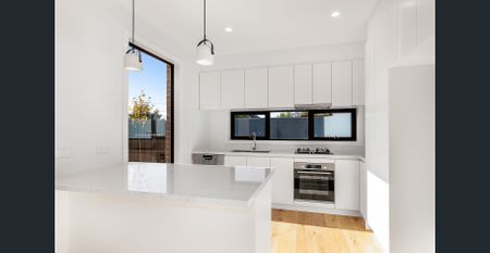 LIGHT,MODERN, LOW MAINTENANCE TOWNHOUSE - Photo 4