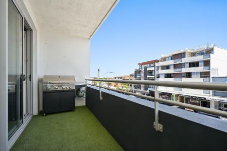 Contemporary Furnished Apartment Living, Large Open Layout - Photo 2