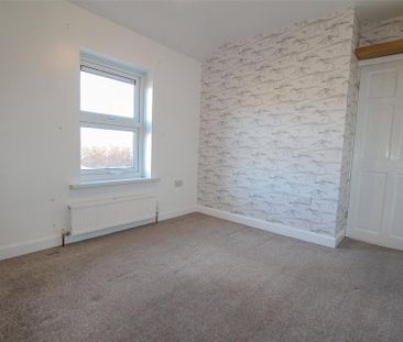 3 bedroom end of terrace house to rent - Photo 5