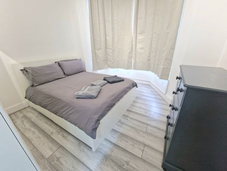 2 Bed Flat, Queens Road, SW19 - Photo 3