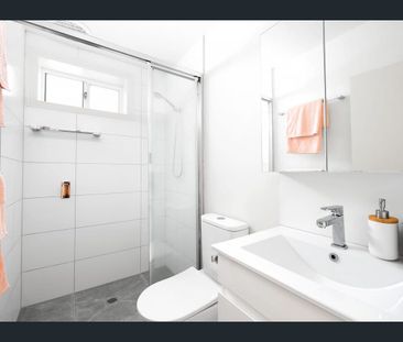 Charming Victorian living with parkside proximity - Photo 2