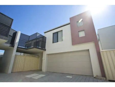 “SPACIOUS TOWNHOUSE IN PRIVATE LOCATION” - Photo 2
