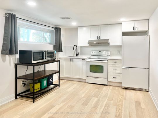 For Lease - 2 Pannahill Road Unit# Room 2, Toronto, Ontario - Photo 1