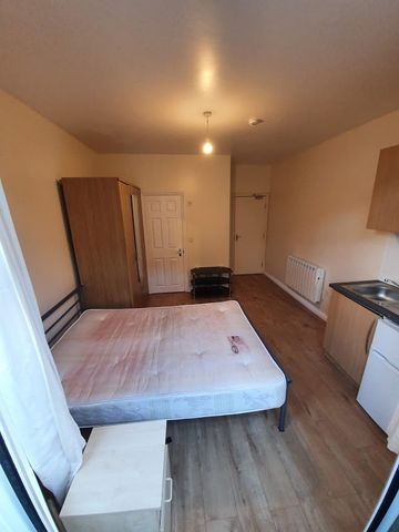 Room in a Shared House, Laleham Road, SE6 - Photo 2