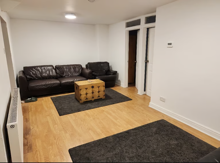 1 bedroom in a house share to rent - Photo 2