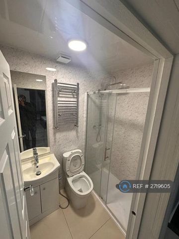 1 bedroom in a house share to rent - Photo 5