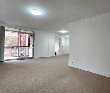 Spacious 2 bedroom apartment with 2 car spaces - Photo 2