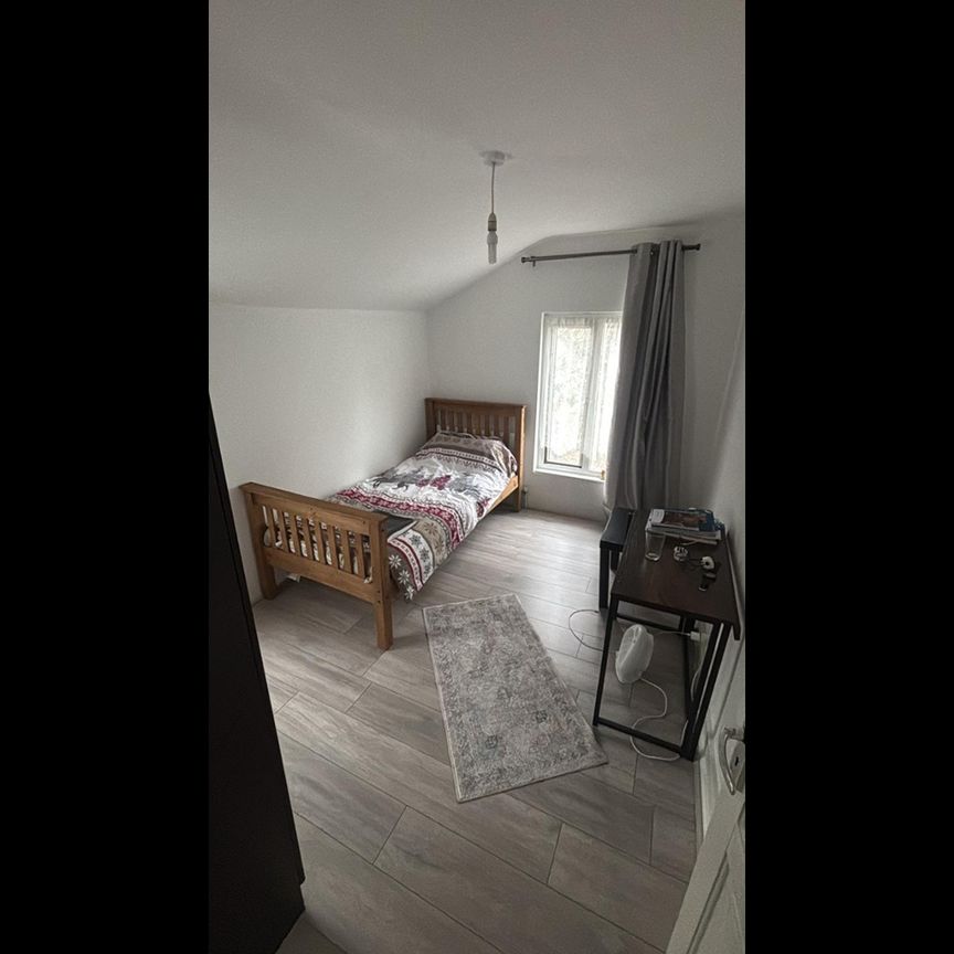 3 Bed Terraced House, Upper Road, E13 - Photo 2