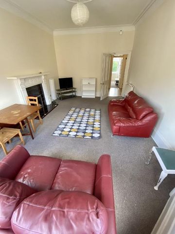 3 bedroom flat to rent - Photo 2