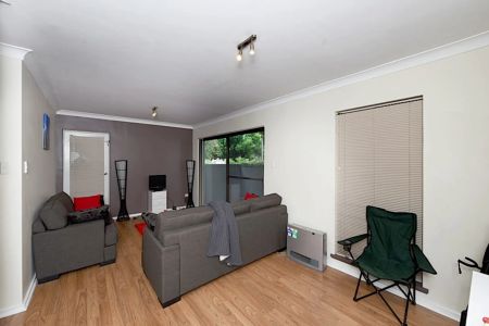 Charming 2-Bedroom Ground Floor Unit with Private Courtyard - Photo 5