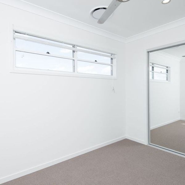 Three Bedroom Tri Level Townhome Ideal Location and Ducted Air Con! - Photo 1