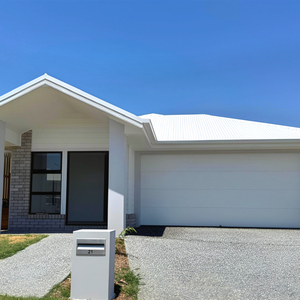 First week half rent!! Stunning BRAND NEW 4-Bedroom Family Home - Available Now! - Photo 3