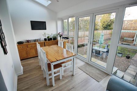 4 bedroom semi-detached house to rent - Photo 3