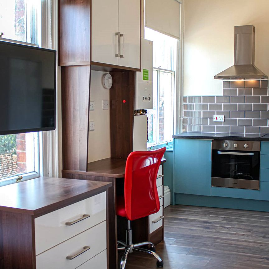 Apt 5, Clarendon House - Photo 1