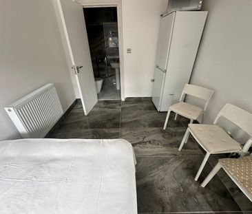 Room in a Shared House, Hamilton Avenue, IG6 - Photo 1