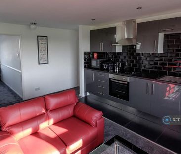 1 bedroom in a flat share to rent - Photo 5