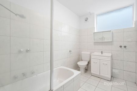 GROUND FLOOR APARTMENT ON LEAFY RICHMOND STREET! - Photo 4