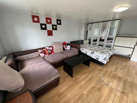 Cranford Lane, Hounslow - Photo 3