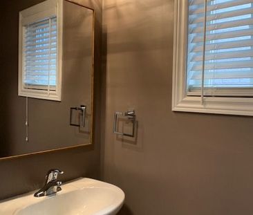 For Lease - 137 Four Seasons Crescent, Newmarket, Ontario - Photo 2