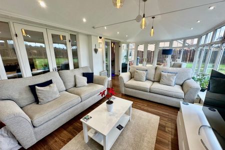 Shelley Crescent - Photo 2