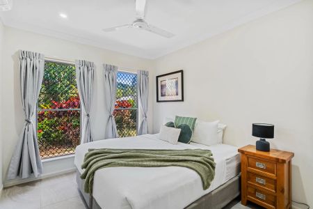 Modern furnished home with pool, steps from Palm Cove Beach - Photo 4