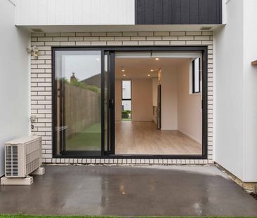 Modern 2 bed 2 bath ensuite with parking - Photo 1