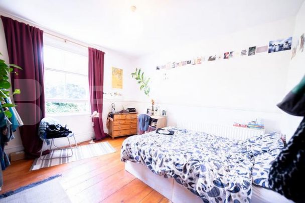 Period charm + contemporary living with 1740 sq. Ft of living & entertaining sp - Photo 1