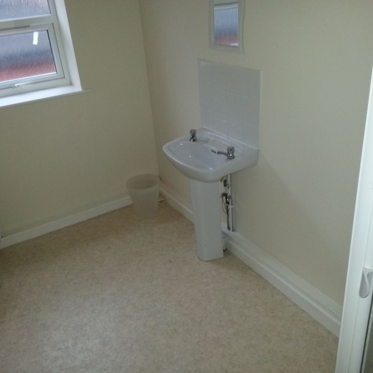 5 Bedroom Terraced To Rent in Nottingham - Photo 1