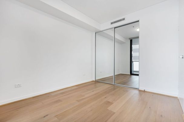Spacious Apartment with Park Views - Photo 1