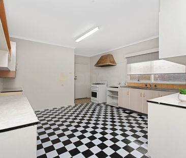 Spacious 4-Bedroom Home in Maribyrnong - Photo 3