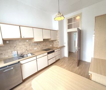 Trier: Stilvolle 100 m² Altbauwohnung mit hohen Decken und Holzdiel... - Photo 3