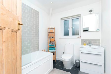 1 Bed Flat, Wimbledon, SW19 - Photo 2