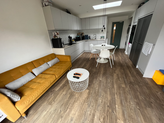 Hillcross Avenue Room 1 - Photo 1