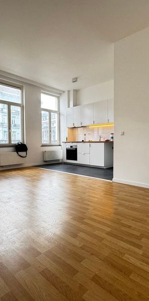 Appartement te huur in Brussel voor € 980 met 1 slaapkamer - Photo 1