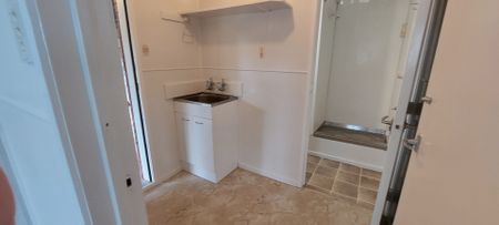 Spacious 2 Bedroom, 1 Bathroom unit - Photo 4