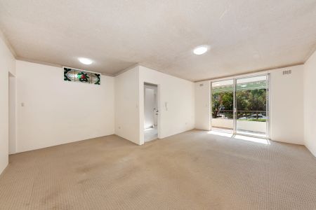 Peaceful & Spacious Apartment in a Prime Lane Cove Location - Photo 2