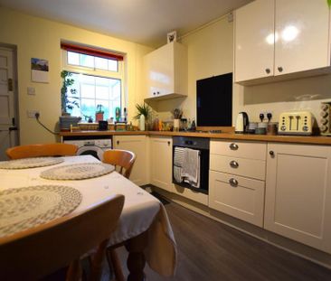 2 Bedroom End Terrace To Let - Photo 2