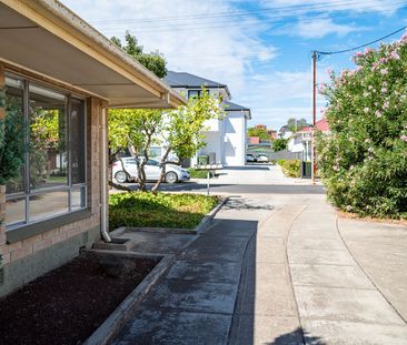 Recently upgraded and well-maintained flat at a premium location - Photo 4