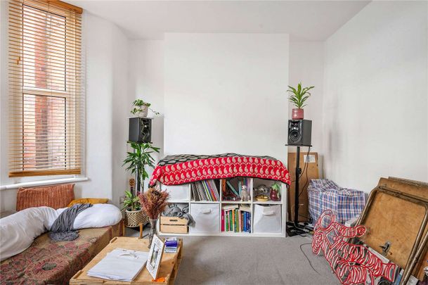 A good size one bedroom in a red brick mansion block with a private garden. - Photo 1