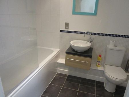 2 bedroom flat to rent - Photo 2