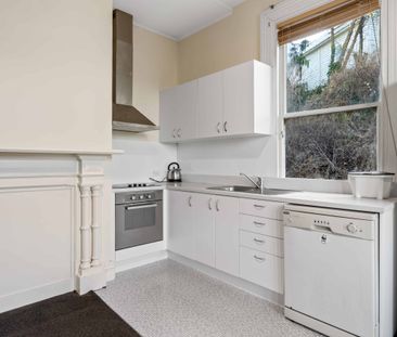 Spacious & Furnished 4-Bedroom Flat - Stunning Views! - Photo 5