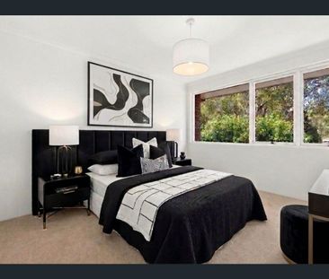 Sunny, freshly renovated on-trend townhouse - Photo 3