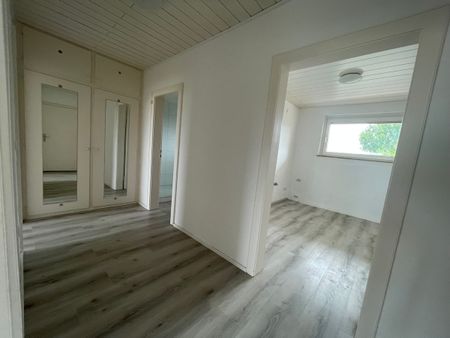 Renoviert und Einzugsbereit! 2-Zi.-Wohnung mit Loggia & Garage - Photo 2