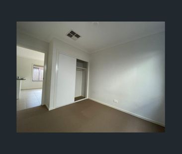 Modern Family Home in a Convenient Tarneit Location - Photo 4