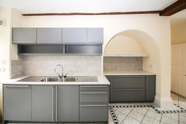 5 bedroom townhouse to rent - Photo 1