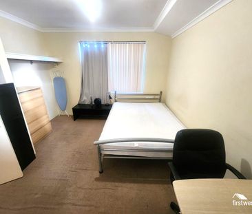 ROOM WITH ENSUITE - IDEAL FOR STUDENTS!! - Photo 3