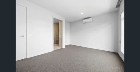 Contemporary Elegance Meets Everyday Ease - Photo 2