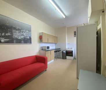 3 bedroom flat to rent - Photo 2