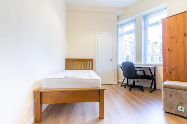 4 bedroom flat to rent - Photo 1